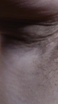 Detailní záběr na svěží růst chlupatá podpaží