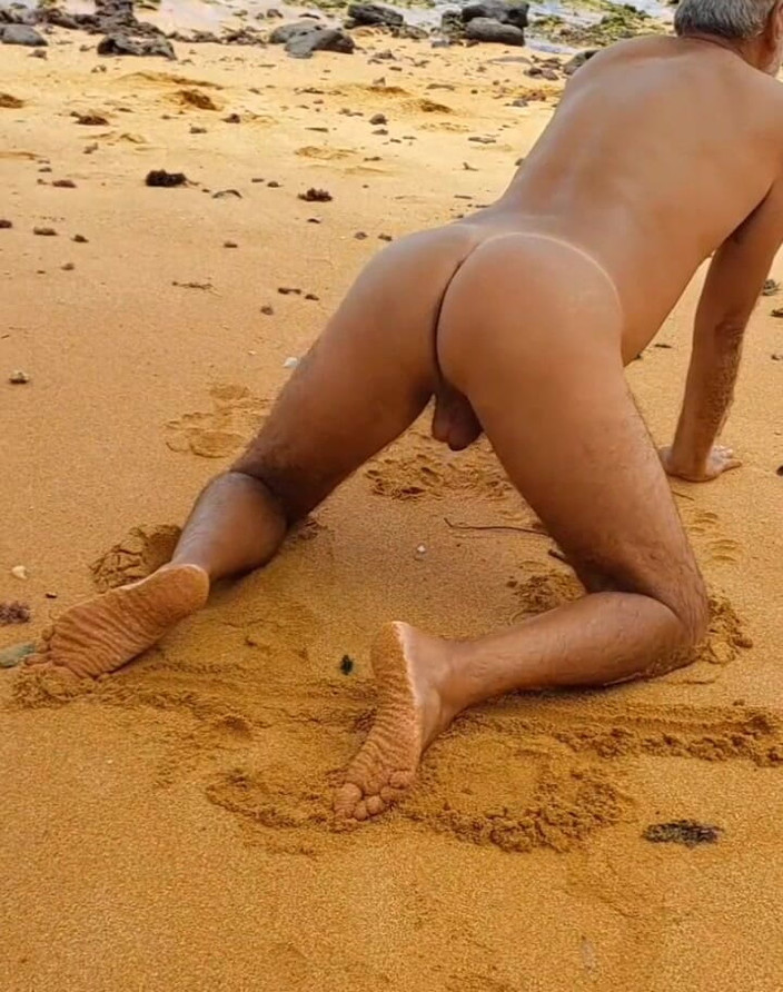 Ladysilvas: Ladysilva nua na praia mostrando sua bunda quente com uma...