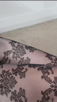 Kaki Dani seksi dengan pancutan air mani pada pantyhose bercorak