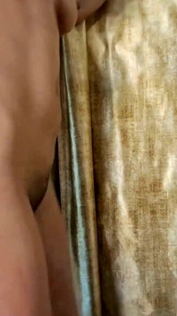 Oliando forte la mia figa e scuotendo le mie tette per te