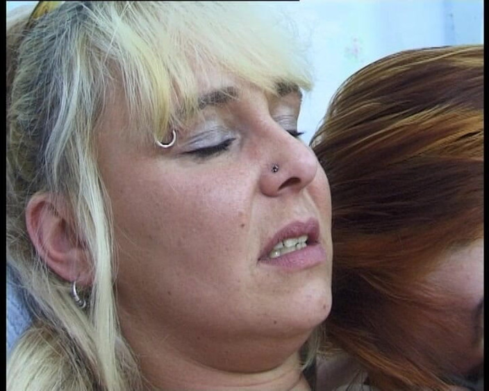 YOUR FIRST PORN: Tetangga lesbian lagi asik ngocok kontolku