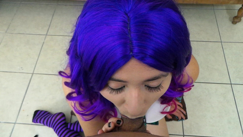 VickyVixen: Awek kolej punk menghisap zakar gurunya