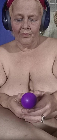 Spójrz na to, że squirting sok kroplówka z nowej zabawki seksualnej ona pieprzy N tryska tak bardzo
