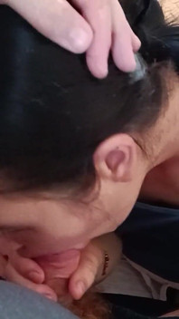 Une belle-mère donne du plaisir avec sa bouche pendant que son beau-fils ringard joue devant l’ordinateur