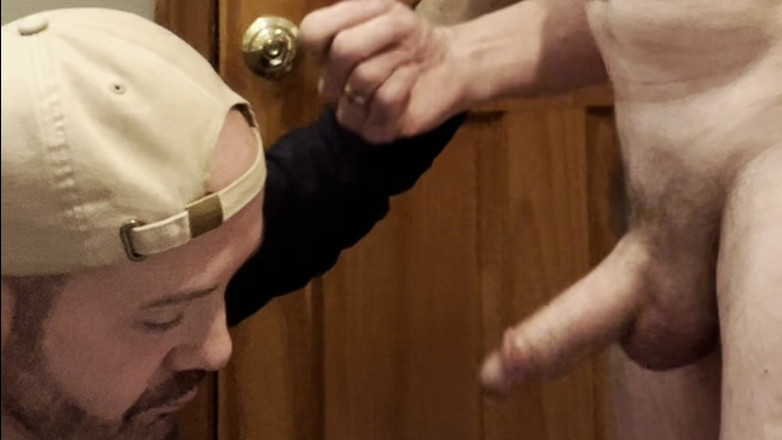 Tyler8: Un pote taille une pipe pendant que son beau-père fume