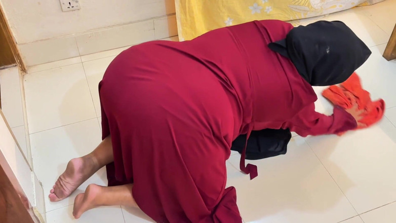 Aria Mia: Egipski Big Ass curvy muzułmańska gorąca macocha utknęła pod łóżkiem, a...