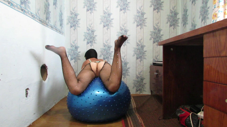 SexyAnka: Cargando a una milf desnuda en una bola