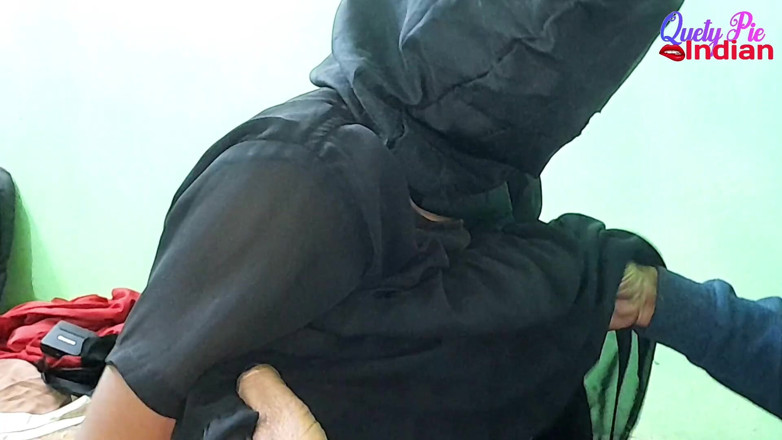 Sir: 18-летняя индийская студентка дези впервые показывает сиськи и киску