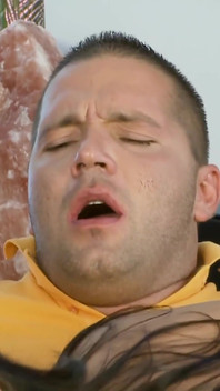 Seksi esmer orta yaşlı seksi kadın ile ateşli Macar çift götüne boşalmayla sikişiyor