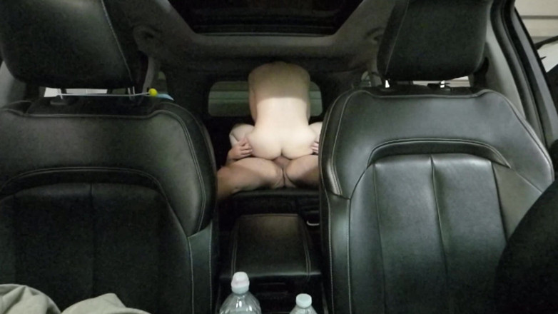 SquishMallow3328: 차에서 맛있는 지미를 타고 파티에서 몰래 나오는 섹시한 Kitty