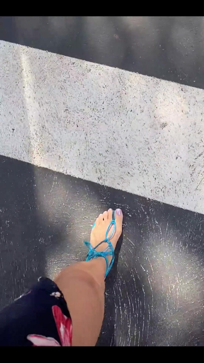 KiffaFeet: Buenos dias con mis piernas sexy y sandalias azules