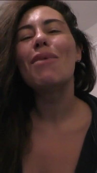 새엄마가 에로틱 간지럼 세션으로 소년을 지불하게 함에 따라 도망가지 않습니다.