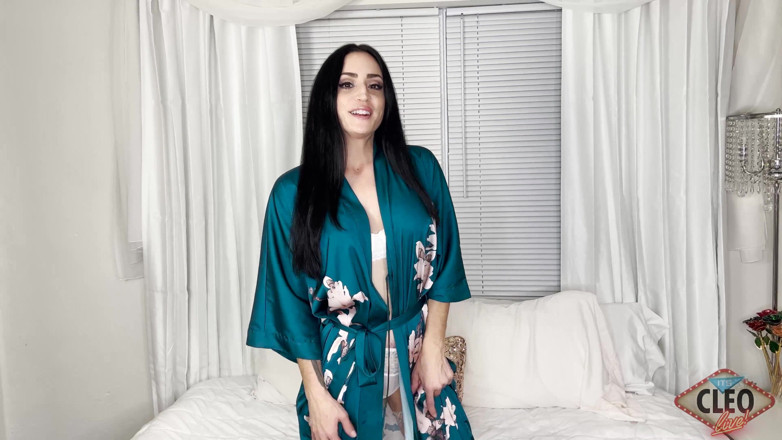 Cleo: Cleo seksi bornoz striptiz