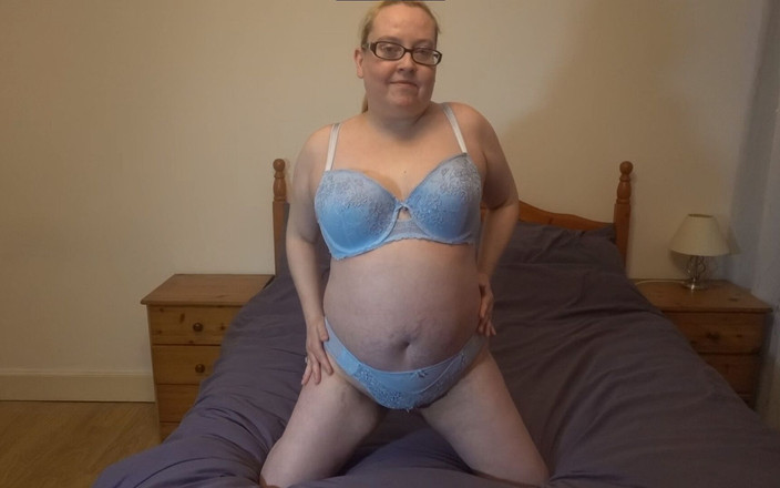 Littlevixen: Masturbuje v odpovídajícím spodním prádle