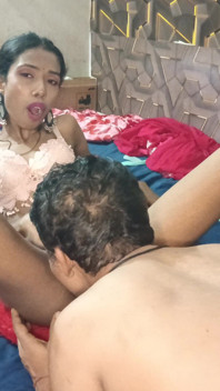 Bhabhi seks dubur desi Hindi dikongkek pantatnya dengan mengangkat kakinya