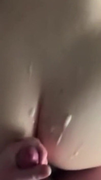 Batang teman lelaki saya tidak besar, tetapi pancutan maninya pasti!