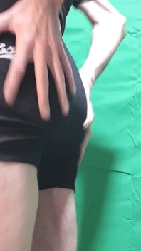 Černí kluci zkouší sukně