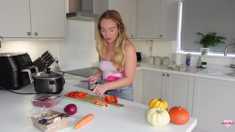 Brea Rose: Cocinando con madrastra video gratis