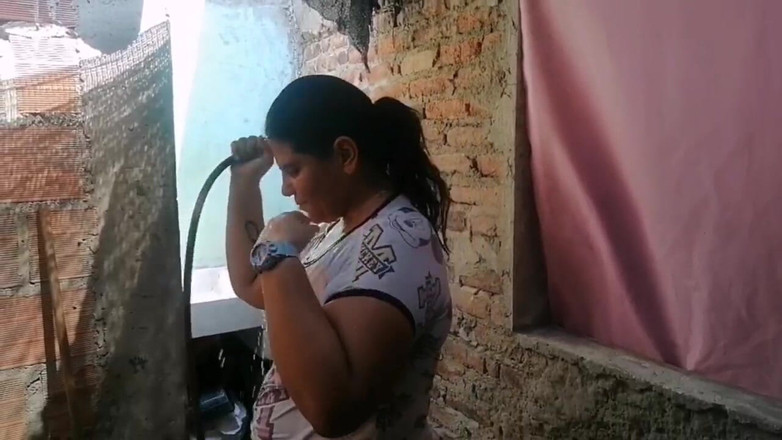 Adribella69: Pokojówka działa, poruszając jej duży tyłek, podczas gdy ją obserwuję ......