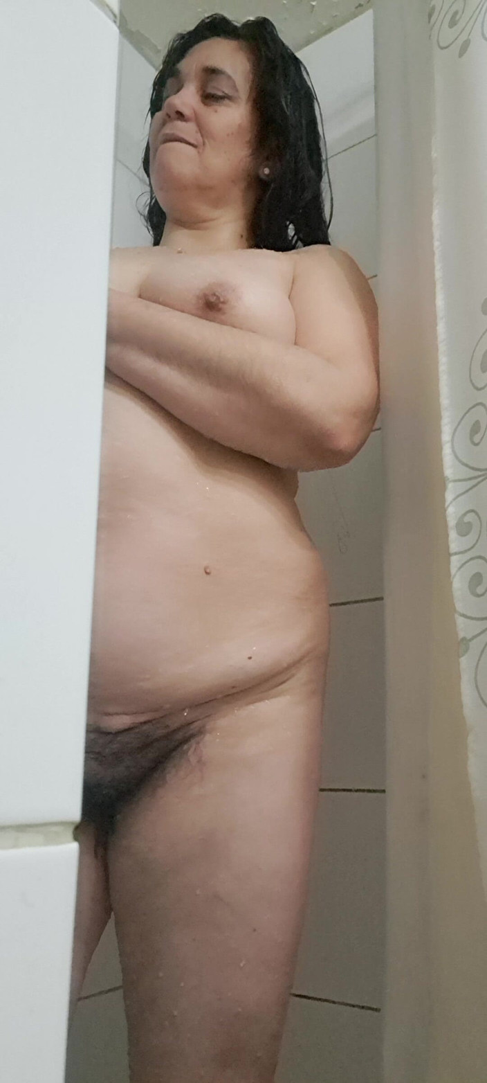 Mommy big hairy pussy: Máma se vykoupe, aby vychladila svou sexy kundičku