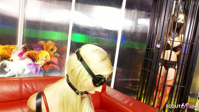 Full porn collection: Lesbijki Swinger Fetysz party z napalonym chudym nastolatkiem