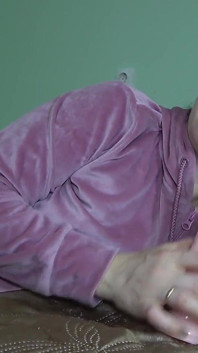 벨루어 수트를 입은 핫한 밀프 펠라