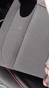 Un garçon en bas nylon en bas dans la voiture