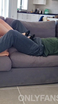 Ballbusting CBT e footjob in Ballerine, coppia amatoriale