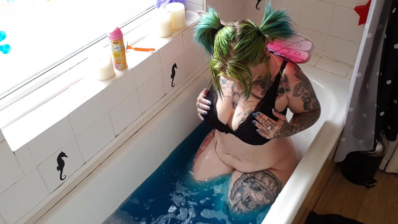 Tattooed Milfy Mama: kvefing ke saath pari snan ka samay