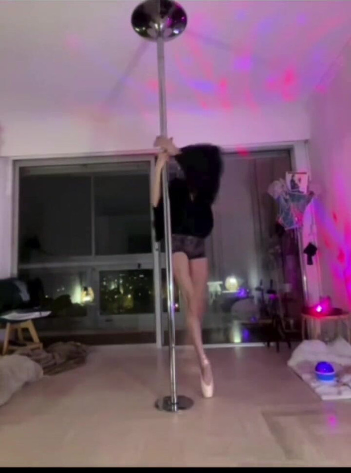 Chris06d72: Nackte Tänzerin