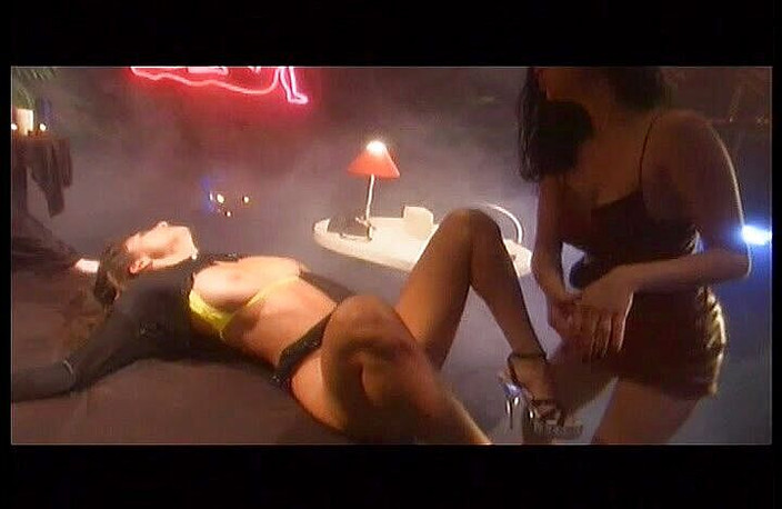 Perfect Porno: Büyük memeli iki büyük memeli Fransız striptizci bir yarağı paylaşıyor