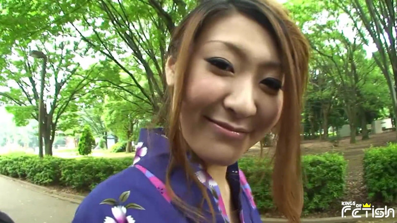 Pure Japanese adult video ( JAV): Japońska laska ssie swojego chłopaka wielkiego kutasa w łazience po jedzeniu...
