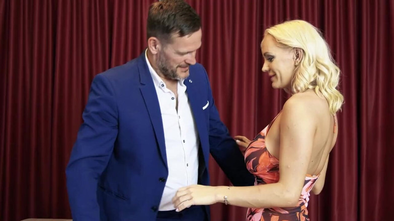 MMV Films: Blonde Bombe Hämmert Muschi Und Nimmt Schwanz Wild Tief in...