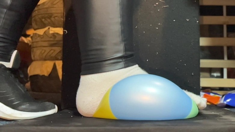 BeachBallsDuo: 98 кг bigbootylucy Stomp споткнули 4 мини-пляжного мяча и 35 см Bb! 2 камеры - Сло-мо