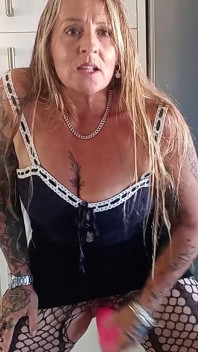 Chorro de juguete rosa y bebida