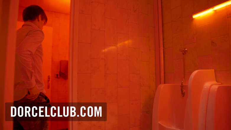 Dorcel Club: Clea Gaultier bermain dengan 2 lelaki di bilik air kelab malam