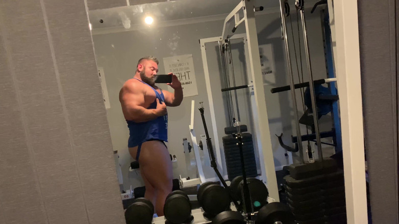 Jack stacked: Анальный трах с дилдо в спортзале