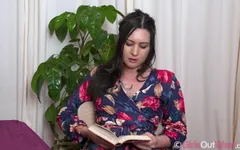 深色头发的辣妹把她的内裤拉到一边，抚摸她湿润的阴户