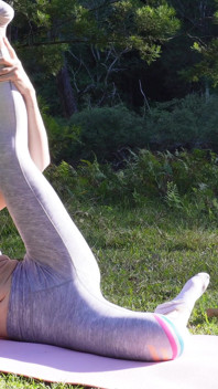 Latihan yoga santai sambil pakai legging
