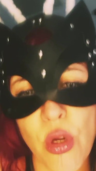 Milf masturbeert en spuit
