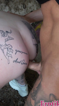 Salope Allemande Potelée Tatouage Baisée Dans La Rue
