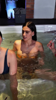 Trio Lesbico En El Jacuzzi. Alicia Trece - Ambar Prada