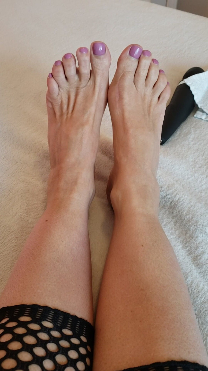 JessRyan: Milf camgirl Jess Ryan mostrando pedicura fresca