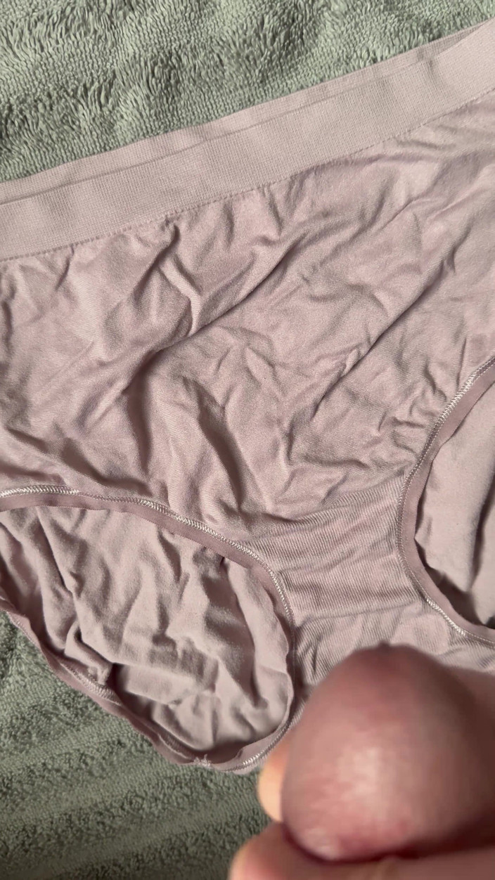 CumDaily: Porra na calcinha da esposa 8