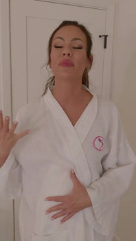 Sensual Massage with Aila Turns