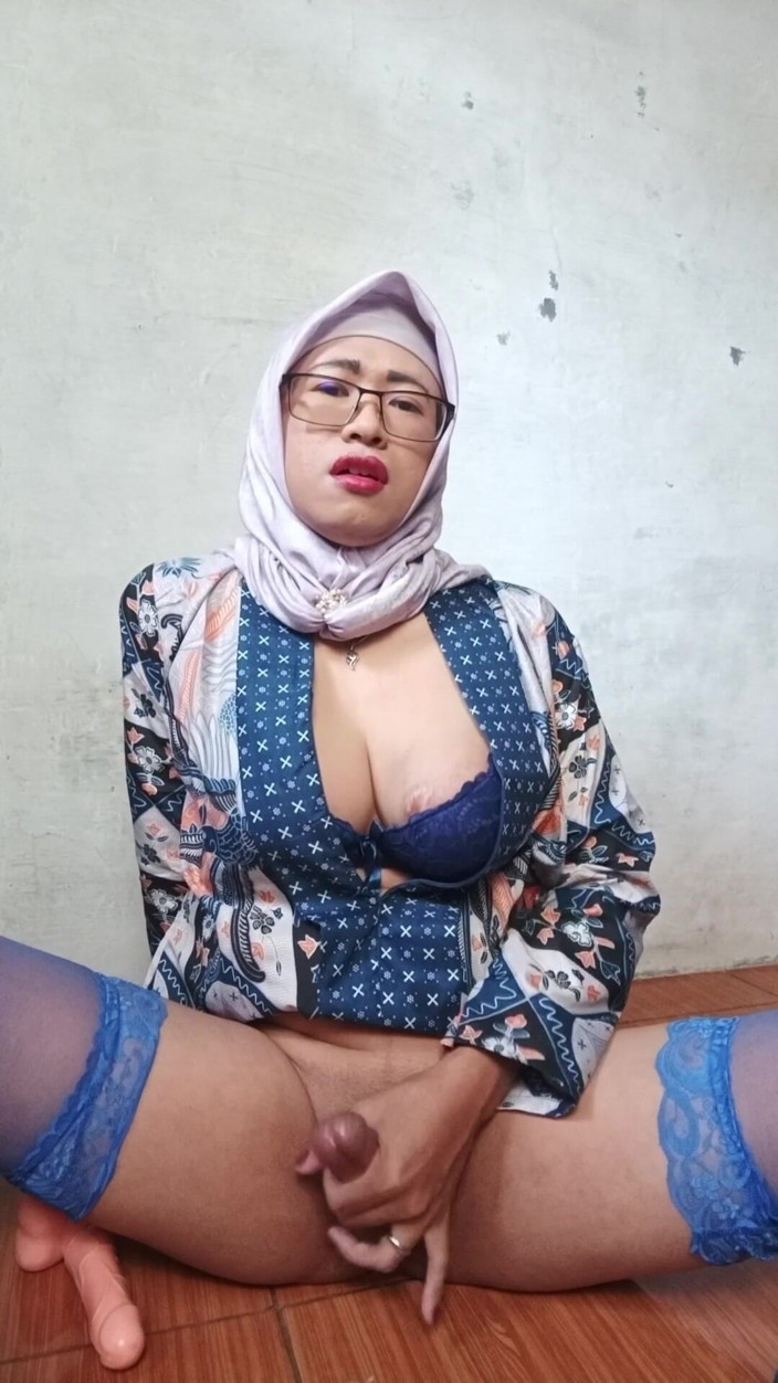 Mitha Zhe: Trans con grandi cazzi si masturbano con il dildo fino...