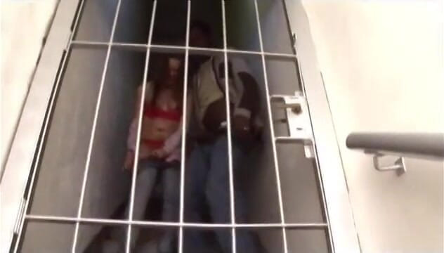 Shemales Tales: Czarny koleś wali tranny na czerwoną bieliznę
