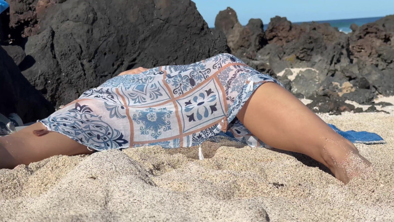 Emma Voyeur: Memergoki gadis ini lagi asik fingering memeknya di pantai