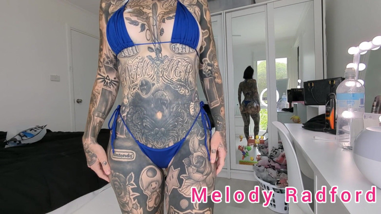 Melody Radford: Blu scuro e chiaro Frilly micro bikini prova a melody...