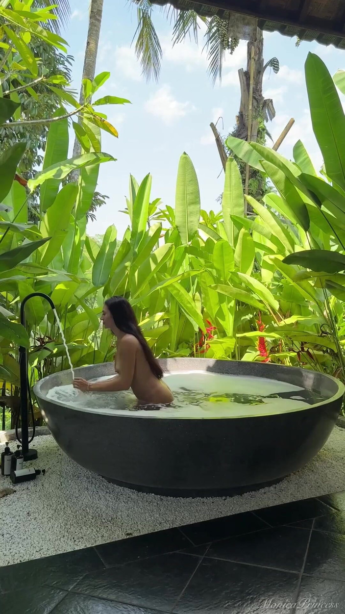 Princess Monica: Zdziczaj się ze mną w zaparowej kąpieli w dżungli nago